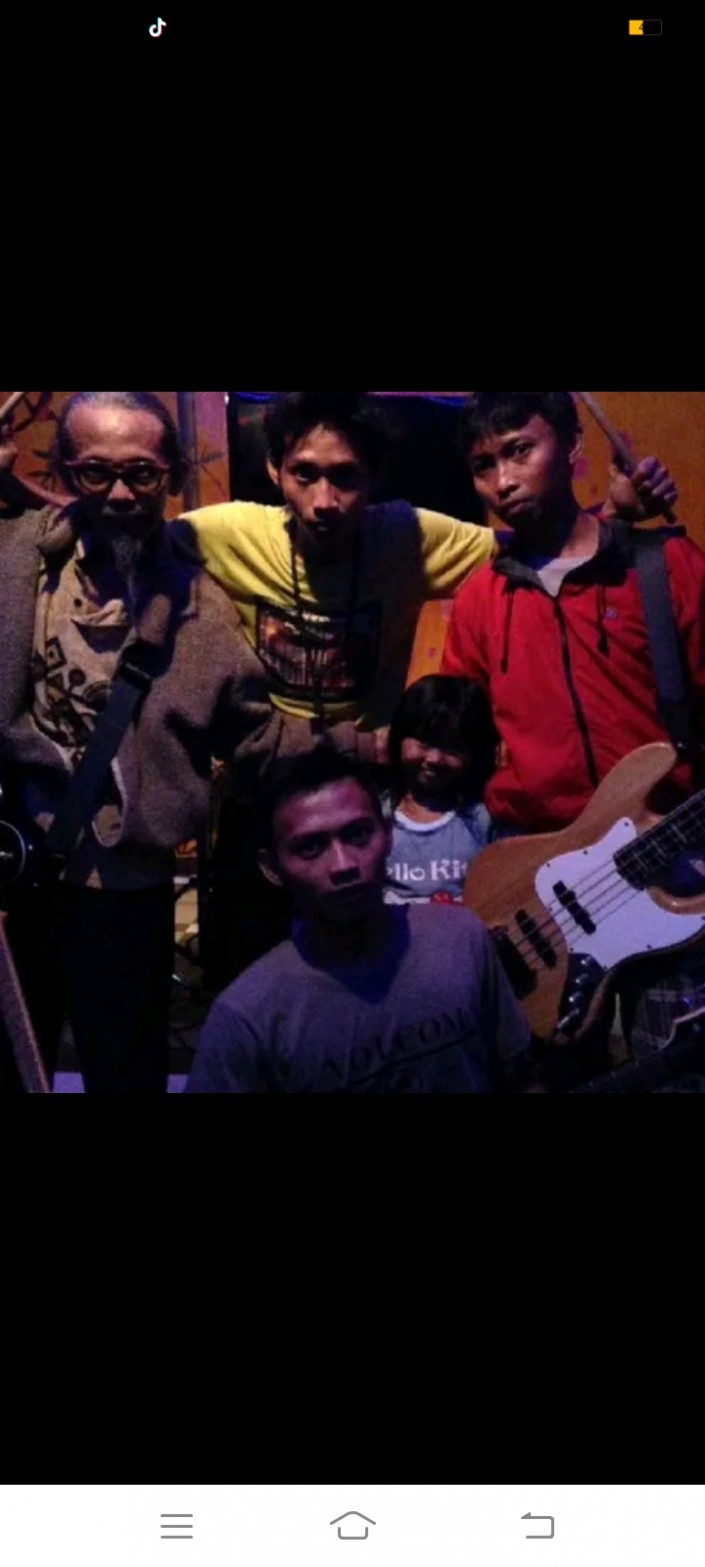 Red apple band