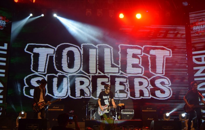 Toilet Surfers