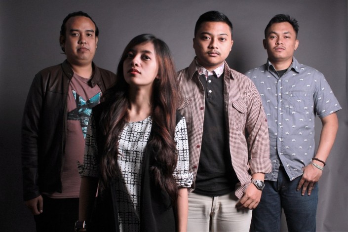 black shoes band