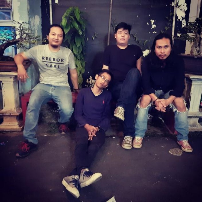 Anda And The Broken Jeans