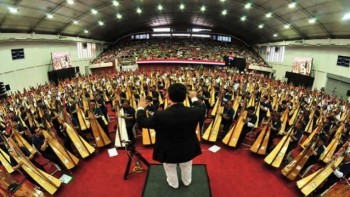 Instrumen Orchestra Mendaur Ulang Barang Bekas Jadi Alat Musik