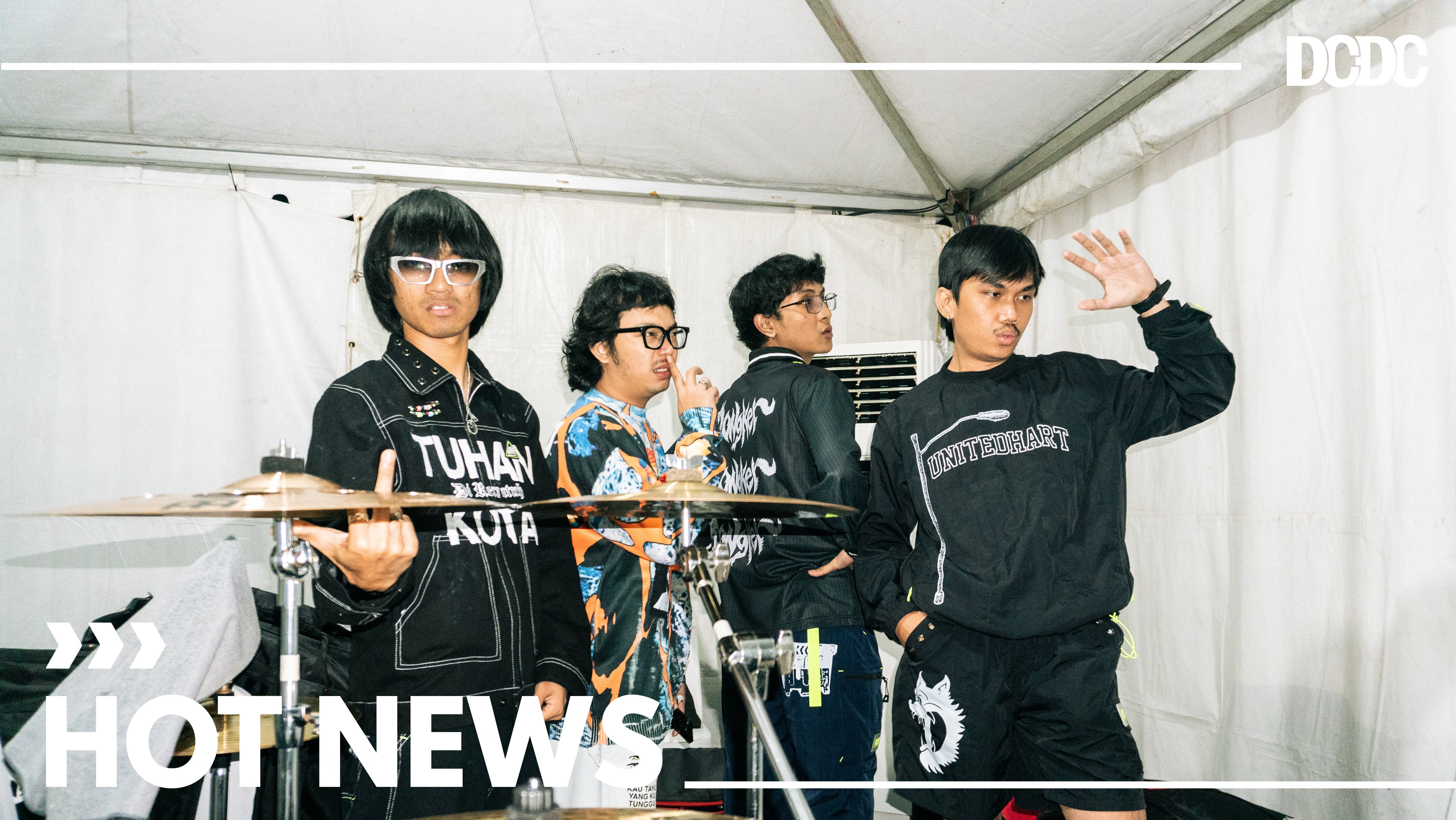 Dongker Bentangkan Kaos Raksasa dan Umumkan Showcase Terbaru “Ceriwis Necis”