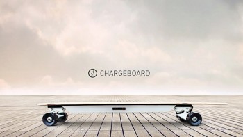 Charge Handphone Sambil Denger Musik, Sekalian Seluncuran