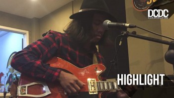 DCDC Substereo : Okky Ade Chandra Sejukan Pendengar Lokal Lewat Dawai Gitarnya