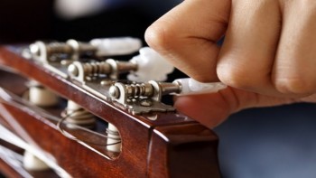 Menyetem Senar Gitar dengan Mudah