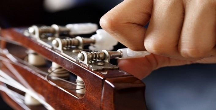 Menyetem Senar Gitar dengan Mudah
