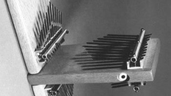 Instrumen Gabungan Dua Alat Musik Afrika Barat.