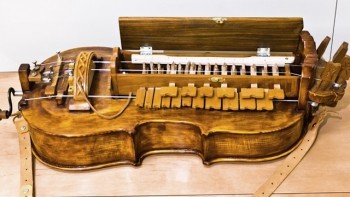Alat Musik dari Abad ke-9, Lir