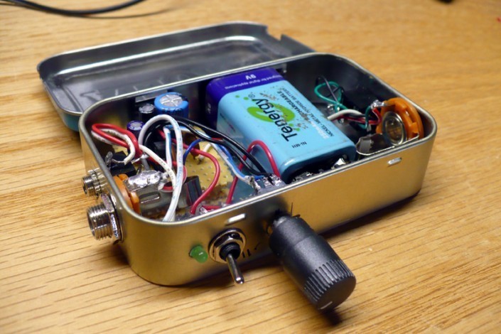 Jamming Dimanapun dan Kapanpun dengan Mini Amplifier Guitar Portable