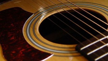 Merk Senar Gitar Akustik Yang Berkualitas 