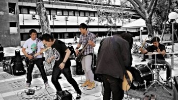 Speed Instinct Melawan Dengan Asap Rap Rock