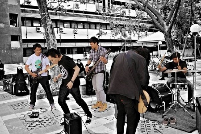 Speed Instinct Melawan Dengan Asap Rap Rock