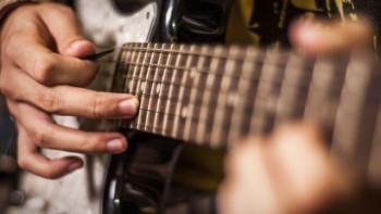 Teknik Tapping  Saat Bermain Gitar