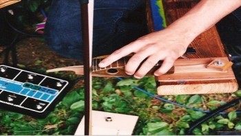Bebunyian Aneh Daxophone