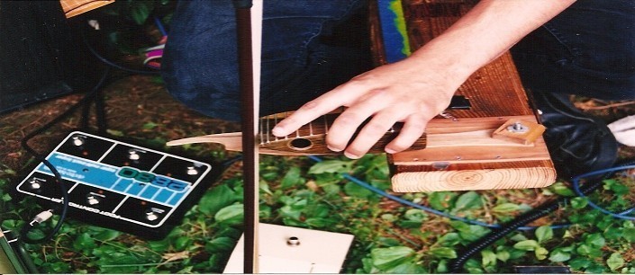 Bebunyian Aneh Daxophone